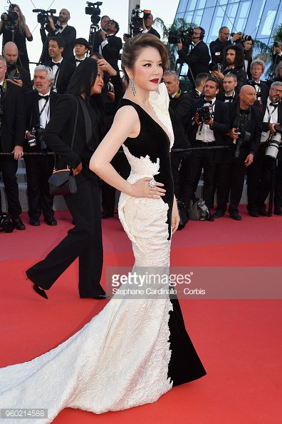 Lý Nhã Kỳ diện váy đen trắng quyến rũ trong ngày bế mạc LHP Cannes 2018 Lý Nhã Kỳ diện váy đen trắng quyến rũ trong ngày bế mạc LHP Cannes 2018